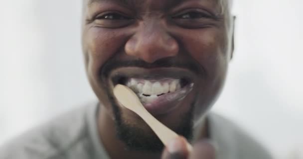 Brushing Teeth Cleaning Face Black Man Toothbrush Wellness Dental Care — Stok video