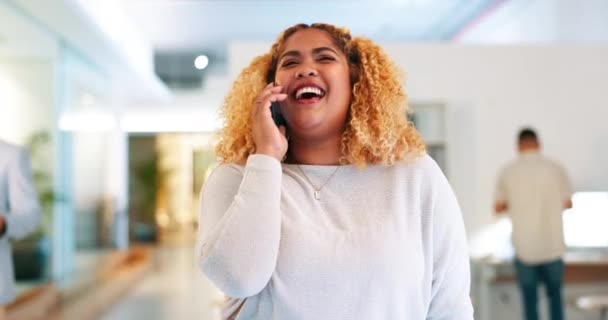 Rozmowa Telefoniczna Komunikacja Śmiech Biznesową Czarną Kobietą Rozmawiającą Lub Żartującą — Wideo stockowe