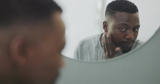 Reflection Black Man Skincare Morning Routine Grooming Motivation Bathroom Mirror — Stok video