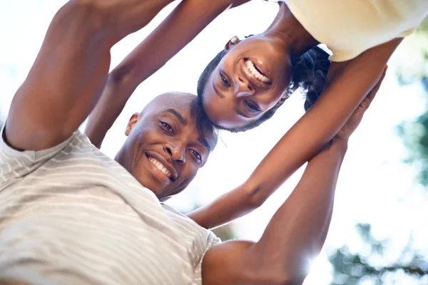 Ler Alltid Ett Lyckligt Ungt Afrikanskt Par Tittar Ner Kameran — Stockfoto