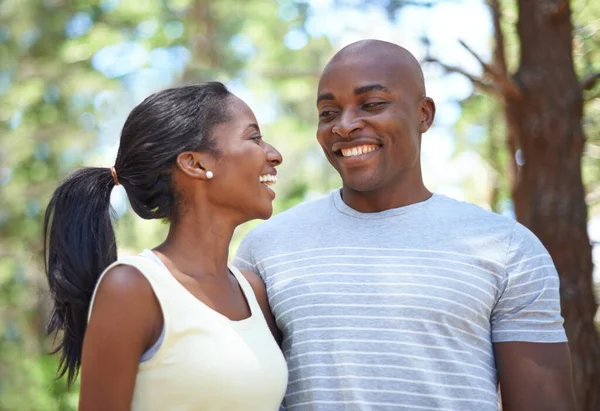Hari Ini Sangat Menyenangkan Pasangan Afrika Yang Bahagia Menikmati Kebersamaan — Stok Foto