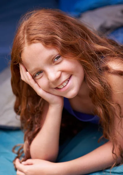 彼女はキャンプが好きだ キャンプ中の幸せな少女の肖像画彼女のテントの中に横たわっている — ストック写真