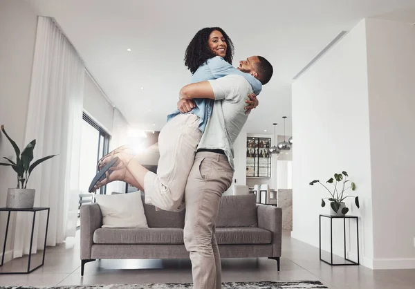 Love Man Pick Woman Living Room Happiness Loving Celebration Relationship — Stock Photo, Image
