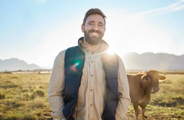 Χαμόγελο Γεωργία Και Πορτρέτο Του Ανθρώπου Αγελάδα Στο Χωράφι Ευτυχισμένος — Φωτογραφία Αρχείου