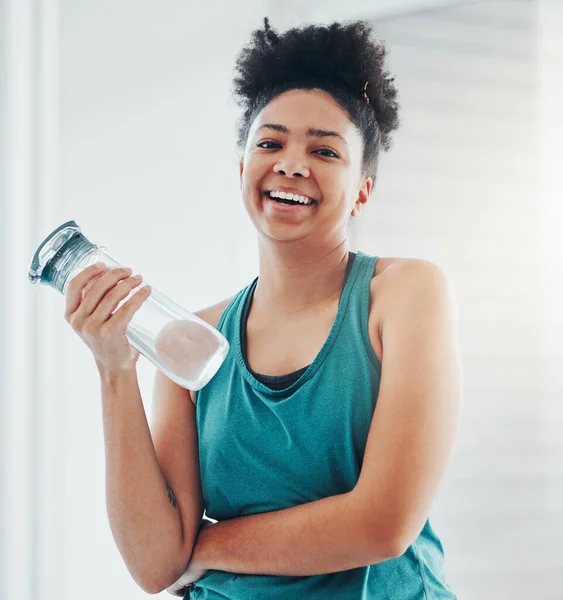 在她的有氧运动或耐力运动中 与一个运动黑人女人保持水合的形象 健康和水 训练和健康 由一名女运动员举着水合物瓶 — 图库照片