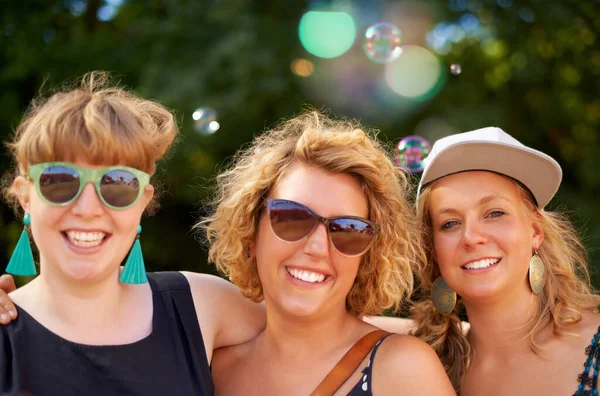 Uit Rond Met Vrienden Drie Jonge Vrouwen Staan Samen Buiten — Stockfoto