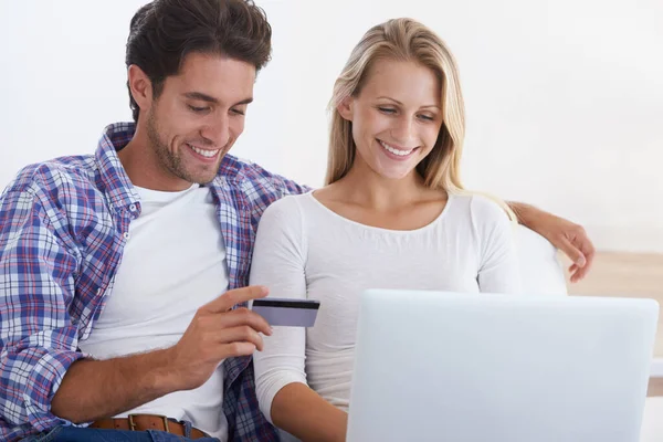 Shopping Connivance Smiling Young Couple Sitting Couch Using Laptop Credit — Stok fotoğraf
