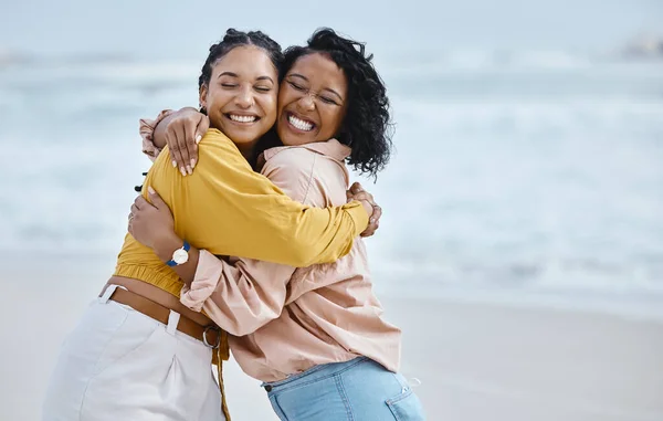 Beach Hug Happy Couple Friends Lgbtq Queer Love Freedom Vacation — Stock Photo, Image