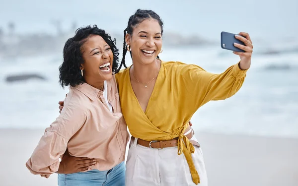 Strand Selfie Grappige Vrienden Vakantie Met Een Vrolijke Glimlach Tijdens — Stockfoto