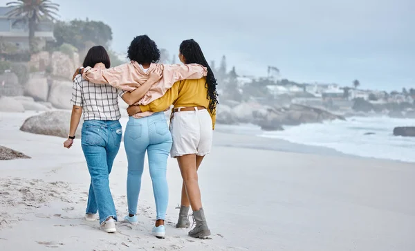 Playa Abrazo Amigos Caminando Para Relajarse Vacaciones Mientras Hablan Unen — Foto de Stock