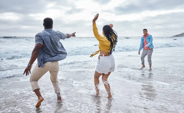 Танець Вода Або Божевільні Друзі Пляжі Щоб Відпочити Відпустці Язуючись — стокове фото