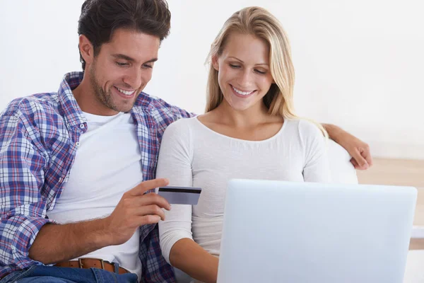 Shopping Comfort Home Smiling Young Couple Sitting Couch Using Laptop —  Fotos de Stock