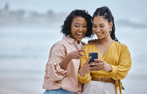 Telefoon Strand Sociale Media Met Zwarte Vrouwen Vrienden Buiten Samen — Stockfoto