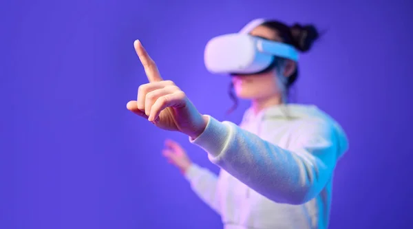 Női Kéz Metaverzum Virtuális Valóság Szemüveg Szerencsejáték Futurisztikus Cyber Világban — Stock Fotó