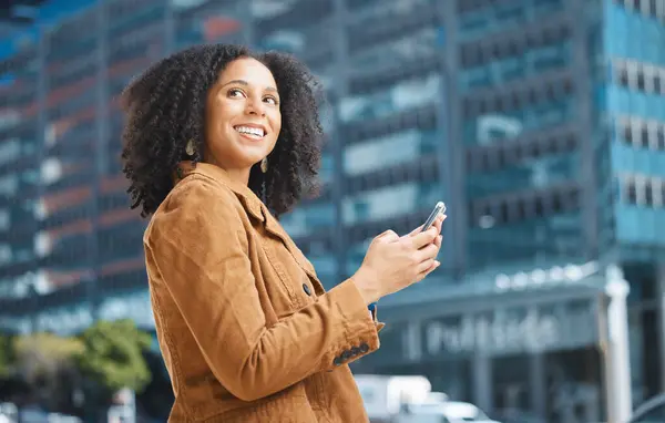 Phone City Thinking Black Woman Travel Communication Social Media Networking — Foto Stock