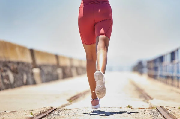 跑步和健身与跑步者室外 黑人妇女运动员与有氧运动 速度和运动鞋与跑桥 跑步者 运动健将 运动回顾和模拟空间 — 图库照片