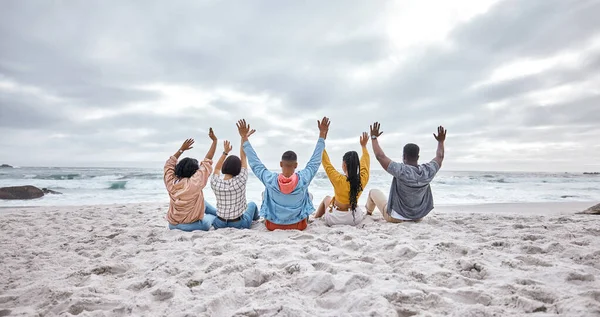 Разнообразие Руки Вверх Друзья Пляже Песка Расслабиться Отдыхе Отдых Связи — стоковое фото