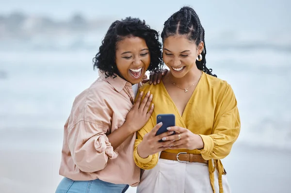 Telefoon Strand Meme Met Zwarte Vriendinnen Die Samen Lachen Bij — Stockfoto