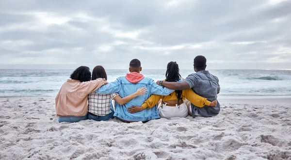 Diversiteit Knuffel Vrienden Het Strand Zand Ontspannen Een Rustige Vakantie — Stockfoto