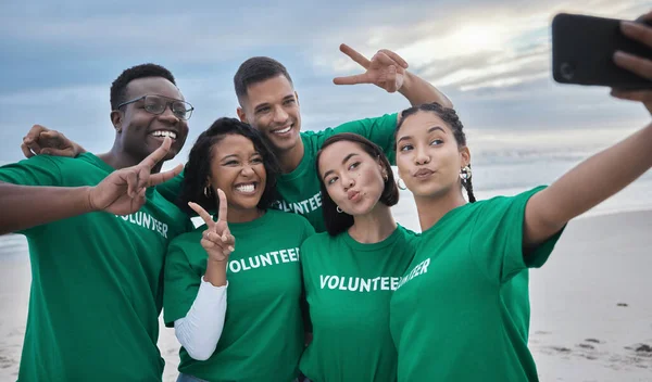 Знак Мира Селфи Волонтер Людьми Пляже Устойчивого Развития Окружающей Среды — стоковое фото