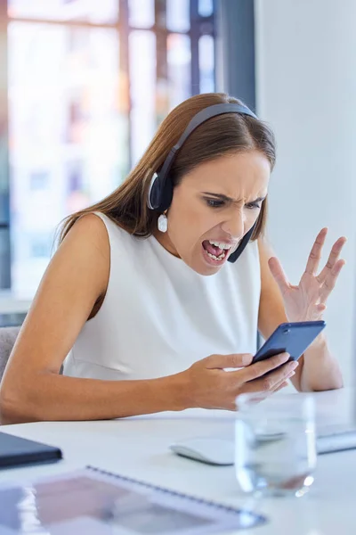 愤怒的 浮躁的和呼叫中心的员工在一个带有坏消息 沟通和电子邮件压力的电话上 通过电话推销 联系我们以及在手机上阅读错误 问题或聊天失败的沮丧女性 — 图库照片
