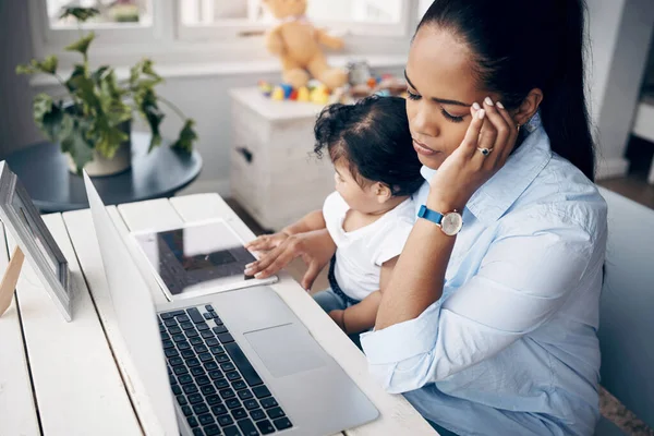 Overdrive Young Mother Caring Her Baby Girl While Working Home — Stock Photo, Image