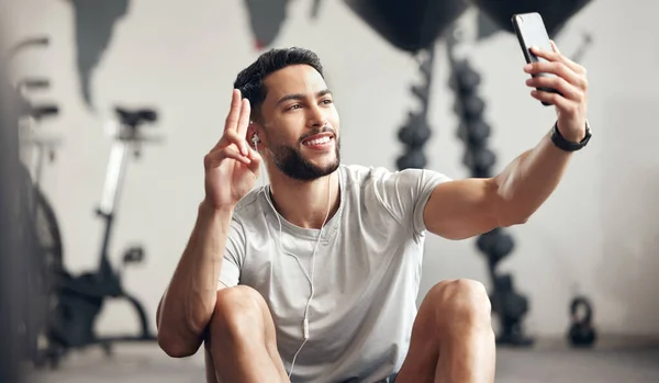 Genç Zinde Bir Spanyol Adam Cep Telefonuyla Müzik Dinliyor Spor — Stok fotoğraf