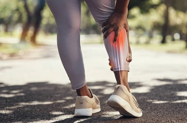 在室外路上跑步锻炼 锻炼和训练时 腿上的健康 疼痛或伤害 运动人士在关节 意外或关节炎方面有红色的小腿贴面和按摩 — 图库照片