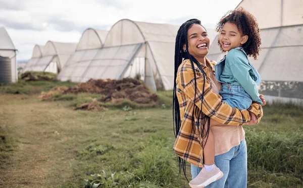 Çiftçilik Anne Çocuklar Sürdürülebilirlik Büyüme Ekolojik Çevre Mutlu Siyahi Aile — Stok fotoğraf