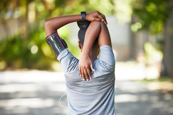 黑人妇女 适合跑步 有氧运动或锻炼准备的健康和伸展的胳膊 非洲裔美国女性在热身运动中 后背伸展 为跑步或训练做准备 — 图库照片