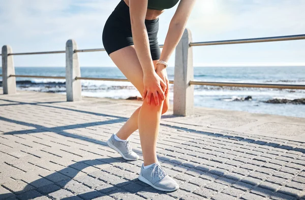Sports Woman Knee Pain Red Glow Beach Fitness Ocean Workout — Fotografia de Stock