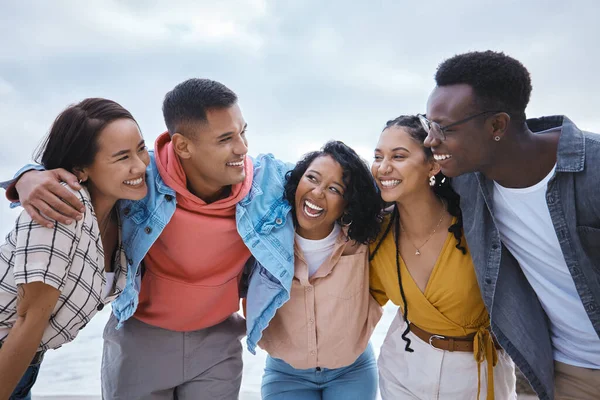 Diversiteit Knuffel Vrienden Aan Het Strand Gelukkig Glimlachend Terwijl Zich — Stockfoto