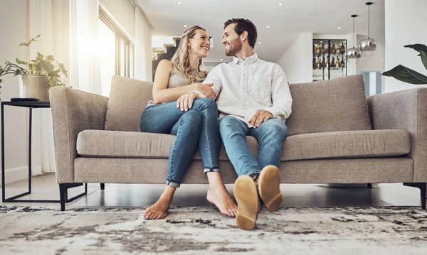 Love Comfy Couple Sofa Relax Smile Gratitude Living Room Happiness — Stock Photo, Image