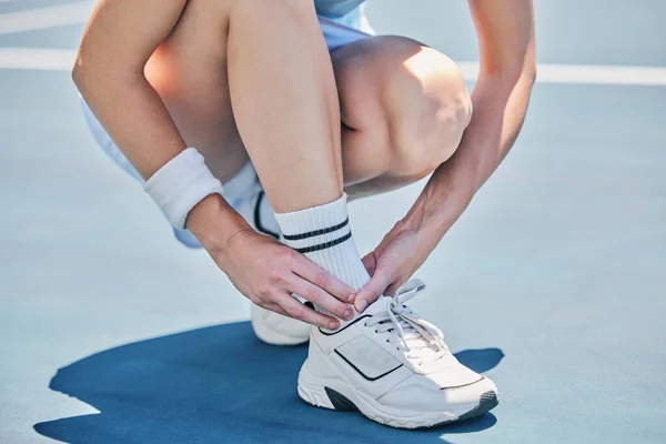 テニス選手の痛み 健康上のリスク 筋肉の事故やトレーニングの問題を持つスポーツの地面に女性の足首 足の怪我や足のマッサージとフィットネスコートでの競争 ゲームや選手 — ストック写真