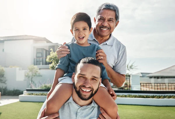 Retrato Criança Feliz Família Pai Avô Ligação Sorrir Desfrutar Tempo — Fotografia de Stock