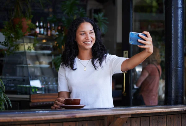 Frau Café Selfie Mit Dem Smartphone Social Media Post Mit — Stockfoto
