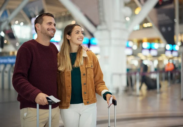 Couple Airport Travel Together Holiday Overseas Adventure Love Romantic Getaway — Zdjęcie stockowe