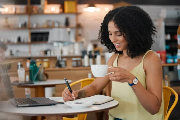 Καφετέρια Λάπτοπ Και Γυναίκες Που Γράφουν Σημειώσεις Για Ένα Ανεξάρτητο — Φωτογραφία Αρχείου