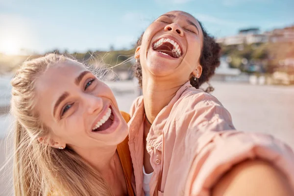 Selfie Lachen Portretvrienden Aan Het Strand Voor Hechting Weekend Vakantie — Stockfoto