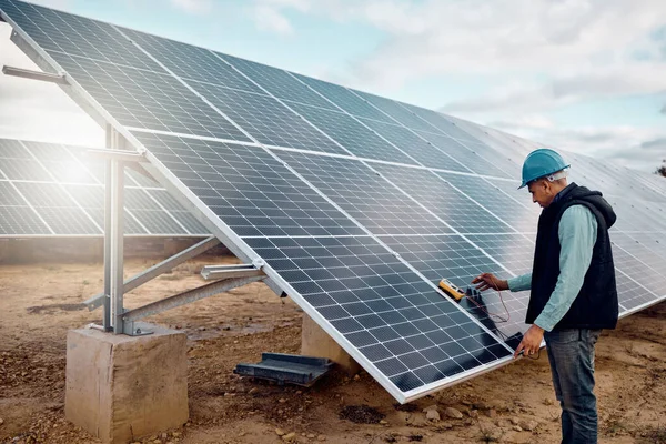 Energia Renovável Painel Solar Trabalhador Construção Sênior Livre Trabalhando Grade — Fotografia de Stock