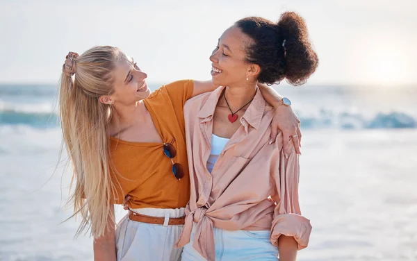 Hug Friendship Women Beach Bonding Weekend Fun Quality Time Miami — Stockfoto
