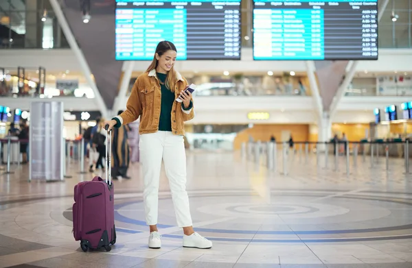 Reizen Vrouw Luchthaven Bagage Voor Vakantie Pauze Meisje Enthousiast Glimlach — Stockfoto