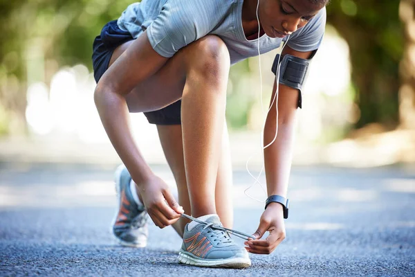 跑步和运动员用领带系带 准备在公园里通过女性训练进行锻炼 锻炼或健身 准备慢跑以获得健康和健康的人或跑步者的积极 健康和特写 — 图库照片