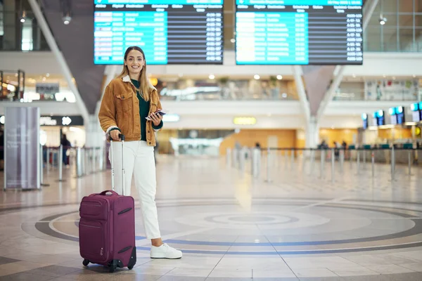Vrouw Luchthaven Bagage Voor Reizen Vakantie Reis Schema Vlucht Met — Stockfoto