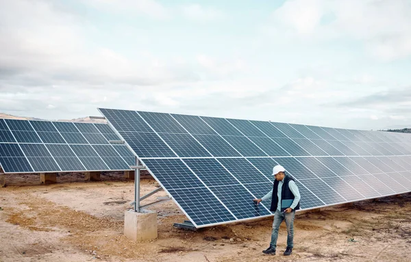 Homem Engenharia Inspeção Painel Solar Livre Para Energia Renovável Sustentabilidade — Fotografia de Stock