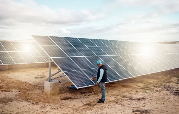 Engenharia Homem Deserto Painéis Solares Inspeção Para Futuro Energia Renovável — Fotografia de Stock