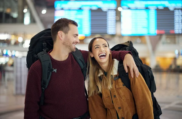 Travel Hug Couple Airport Talking Chatting Laughing Comic Funny Joke — Zdjęcie stockowe