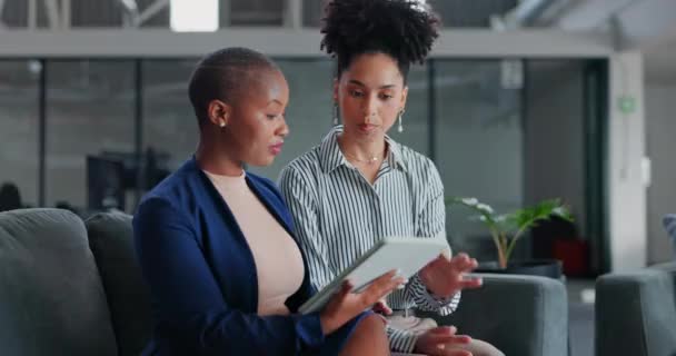 Tablet Sala Negócios Trabalho Equipe Mulheres Revisão Carteira Financeira Feedback — Vídeo de Stock