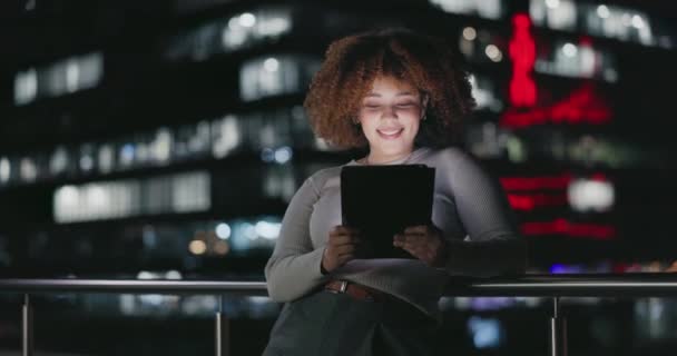 Business Tablet Night Balcony Woman Reading Positive Social Network Feedback — Stock video