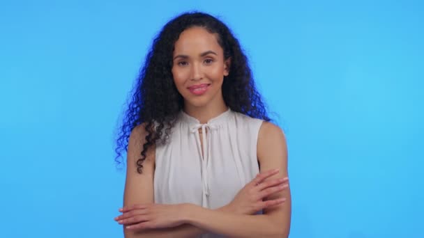 Donna Ritratto Braccia Incrociati Sfondo Blu Isolato Empowerment Orgoglio Linguaggio — Video Stock